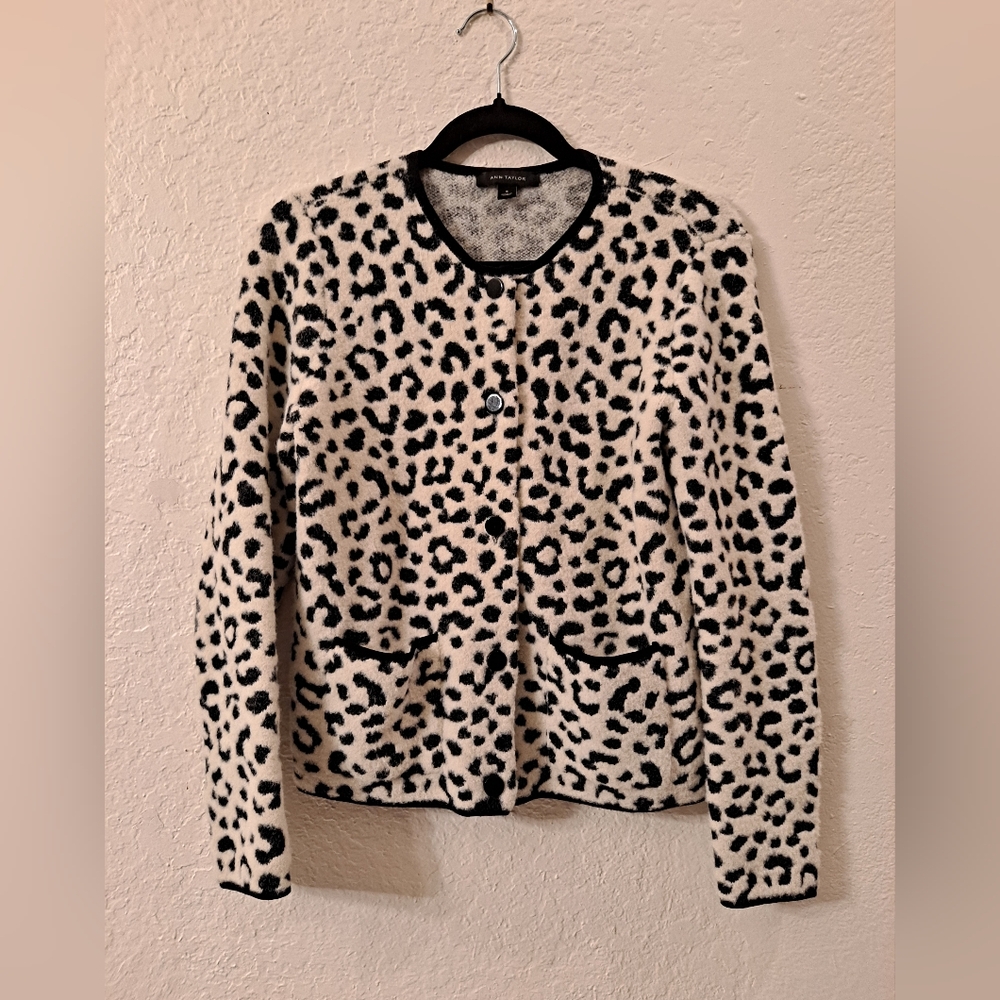 Ann Taylor Leopard Print Button Front Cardigan Sweater Women's Size Medium